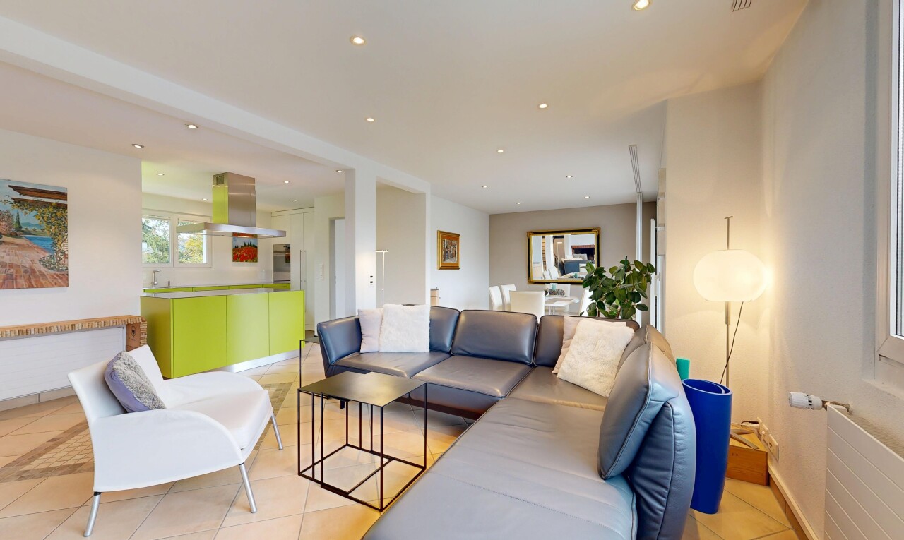 wohnzimmer mit tile floor, fliesenboden, drywall, gipskartonwand, und natural light