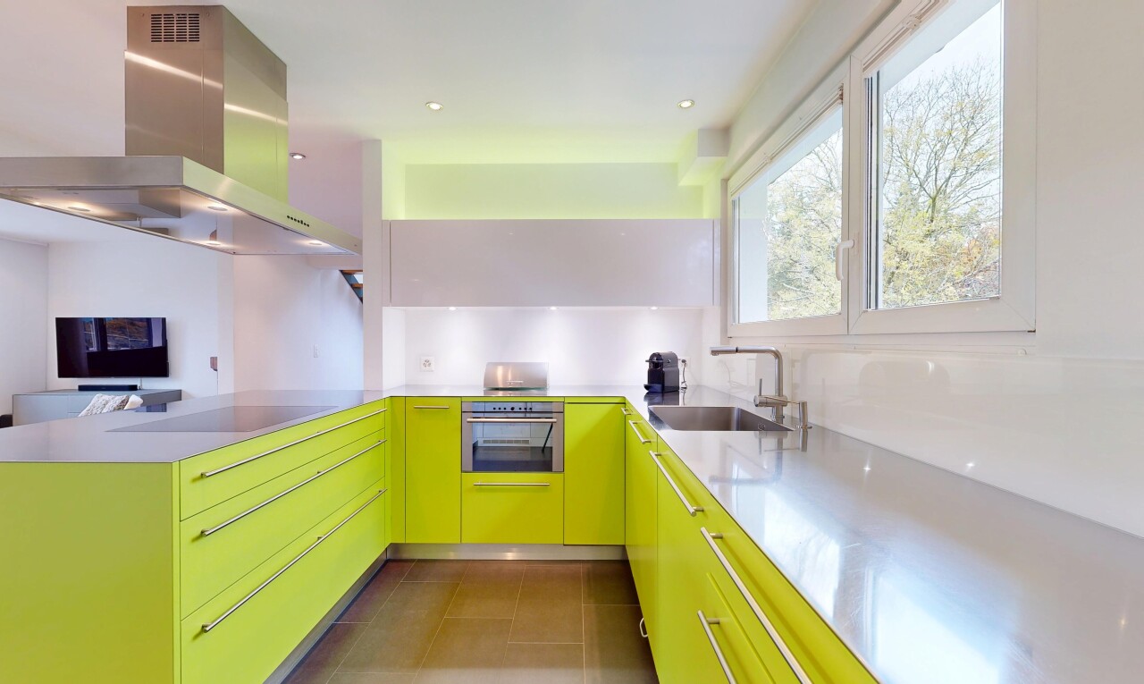 küche mit dunstabzugshaube, ofen, inside property, fernseher, und fliesenboden