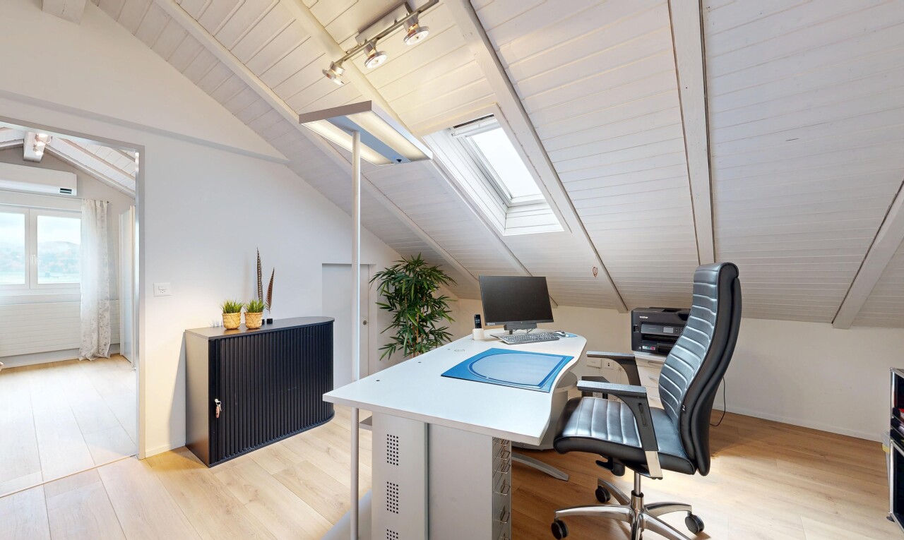 büro mit vaulted ceiling, dachschräge, inside property, wood finish floor, und holzfußboden