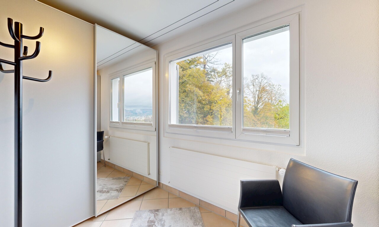zimmer / schlafzimmer mit fliesenboden, tile floor, inside property, natürliches licht, und natural light