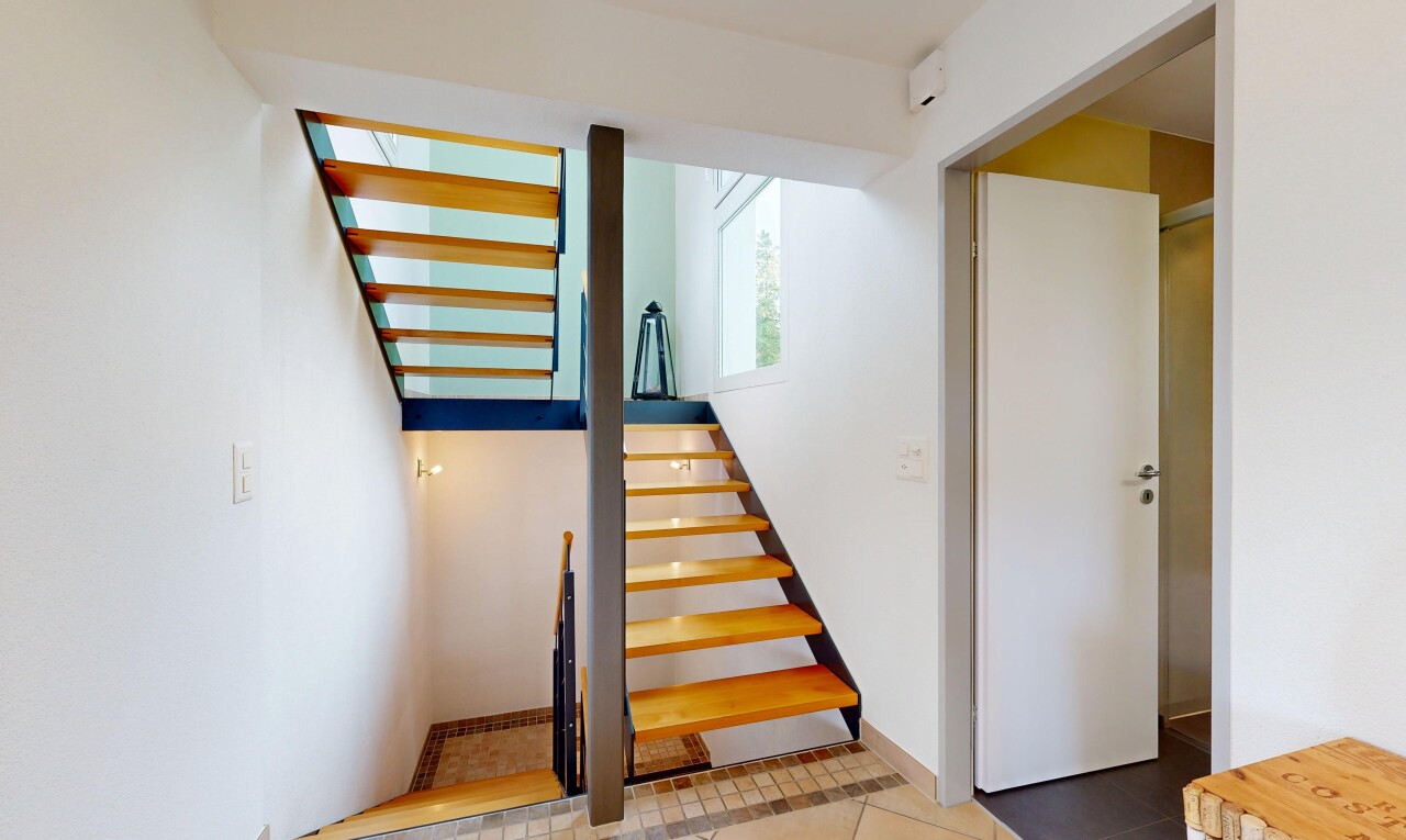 treppe mit treppen, drywall, gipskartonwand, inside property, und natural light