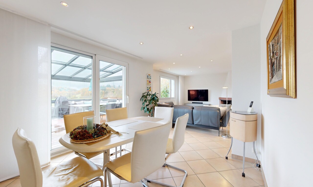 wohn- / esszimmer mit natural light, natürliches licht, recessed lighting, einbauleuchten, und inside property