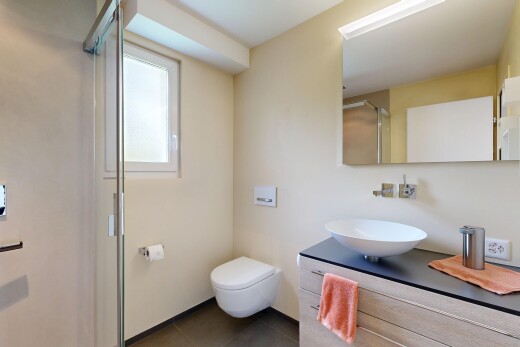 bad mit natural light, natürliches licht, inside property, schminktisch, und drywall