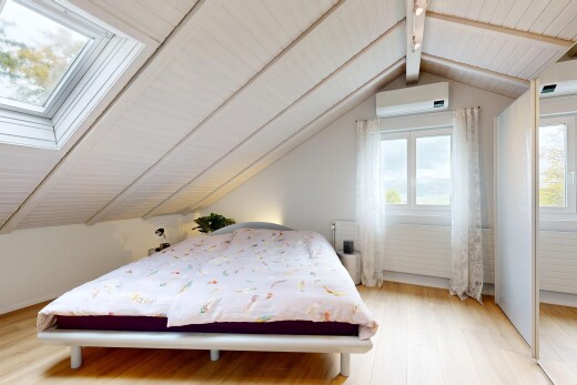zimmer / schlafzimmer mit vaulted ceiling, dachschräge, zusätzliches zimmer, beamed ceiling, und balkendecke