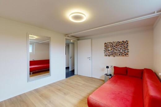 wohnzimmer mit wood finish floor, holzfußboden, drywall, gipskartonwand, und inside property