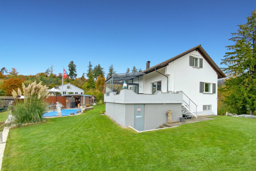 außenansicht mit rasen, property visible, treppen, day time, und schwimmbad