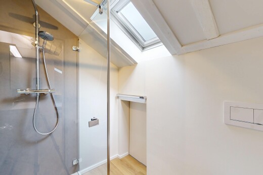 bad mit dachfenster, dusche, inside property, komplettes badezimmer, und drywall