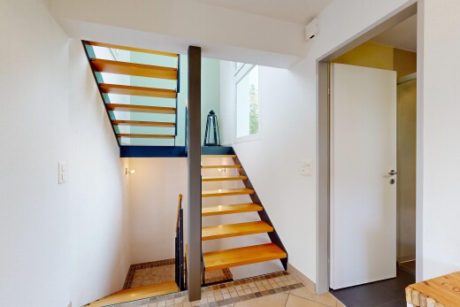 treppe mit treppen, drywall, gipskartonwand, inside property, und natural light