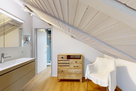 zimmer / schlafzimmer mit holzfußboden, wood finish floor, gipskartonwand, drywall, und holzdecke