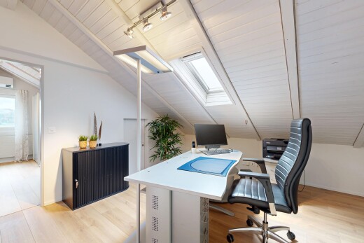 büro mit vaulted ceiling, dachschräge, inside property, wood finish floor, und holzfußboden
