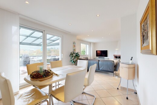 wohn- / esszimmer mit natural light, natürliches licht, recessed lighting, einbauleuchten, und inside property