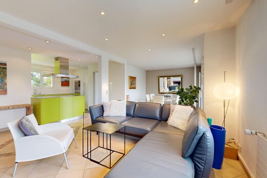 wohnzimmer mit tile floor, fliesenboden, drywall, gipskartonwand, und natural light