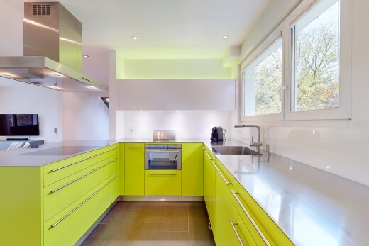 küche mit dunstabzugshaube, ofen, inside property, fernseher, und fliesenboden