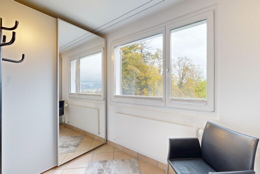 zimmer / schlafzimmer mit fliesenboden, tile floor, inside property, natürliches licht, und natural light