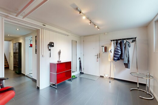 wohnzimmer mit inside community, low ceiling, niedrige decke, und treppen