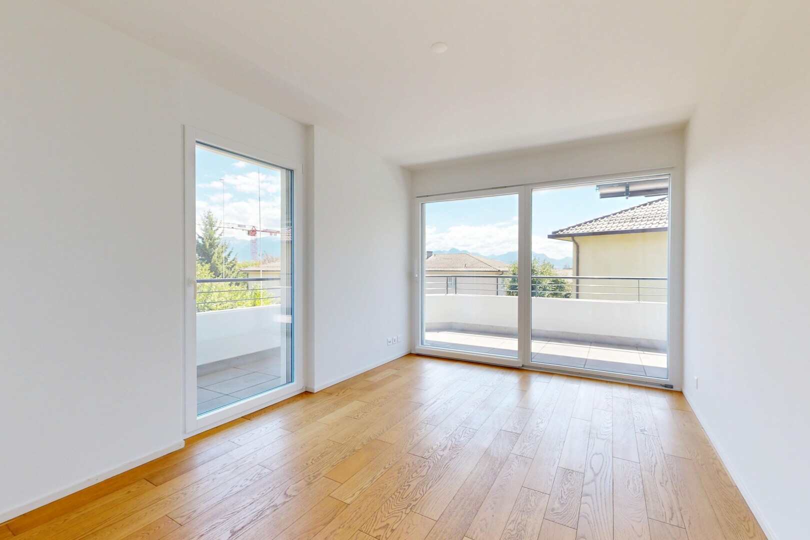 pièce vide avec drywall, cloison sèche, wood finish floor, sol en finition bois, et day time