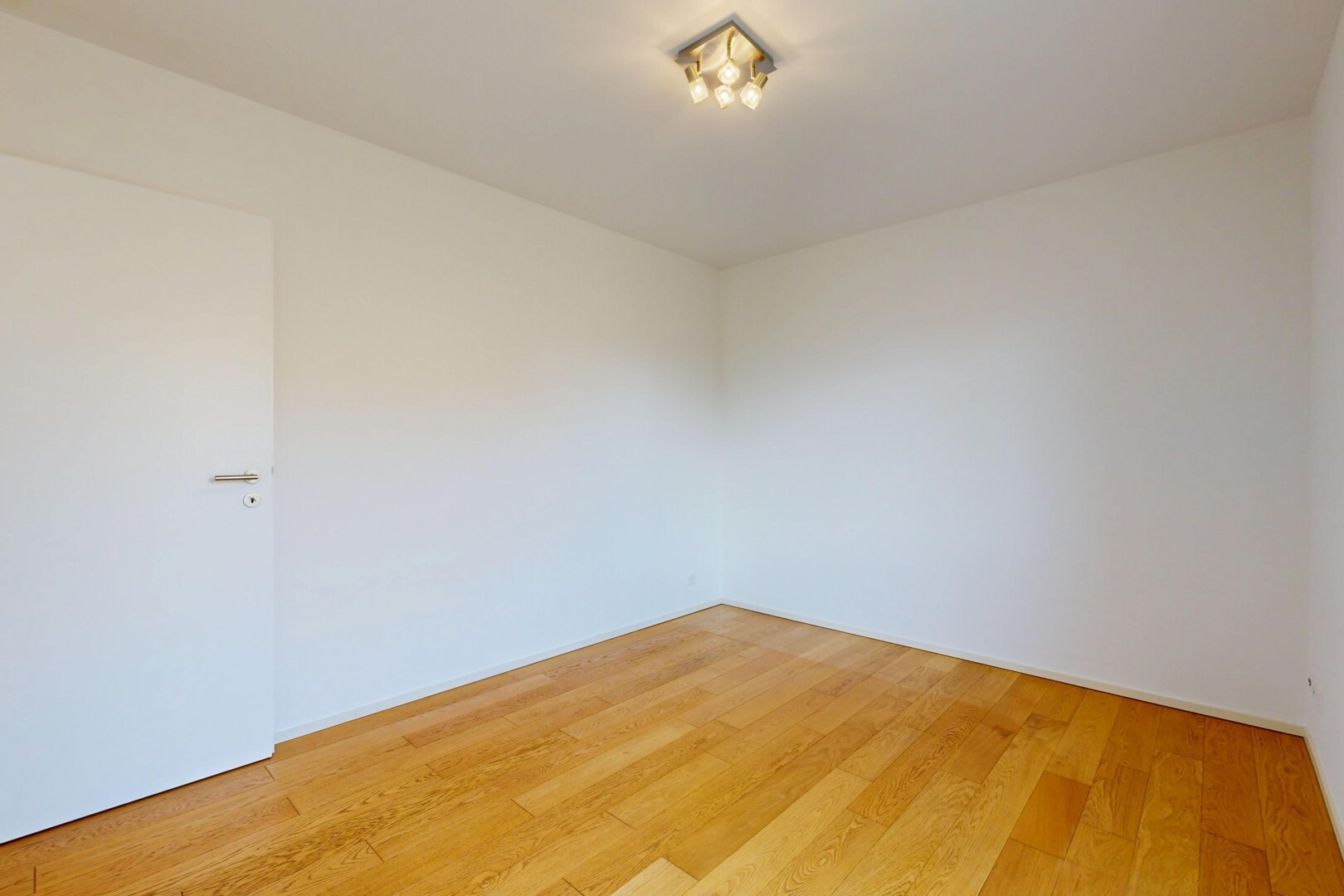 pièce vide avec drywall, cloison sèche, wood finish floor, sol en finition bois, et inside property