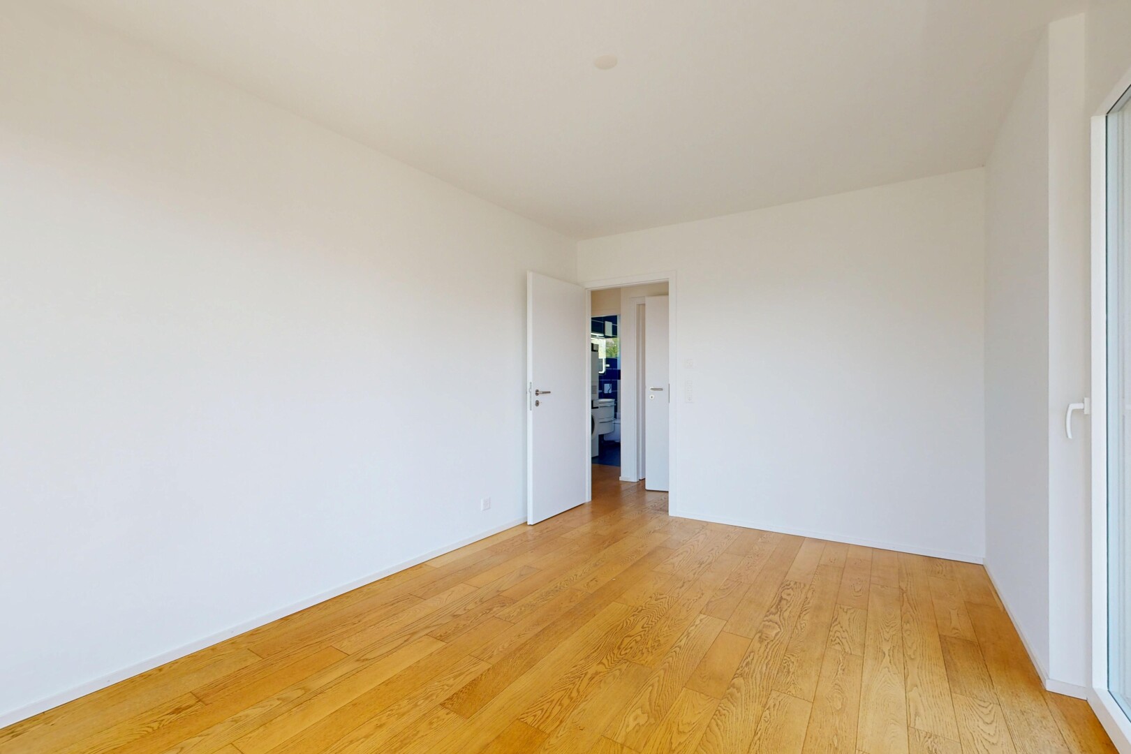 pièce vide avec drywall, cloison sèche, wood finish floor, sol en finition bois, et inside property