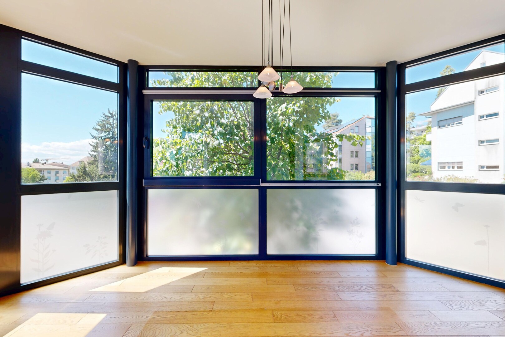 pièce vide avec floor ceiling windows, day time, wood finish floor, sol en finition bois, et véranda