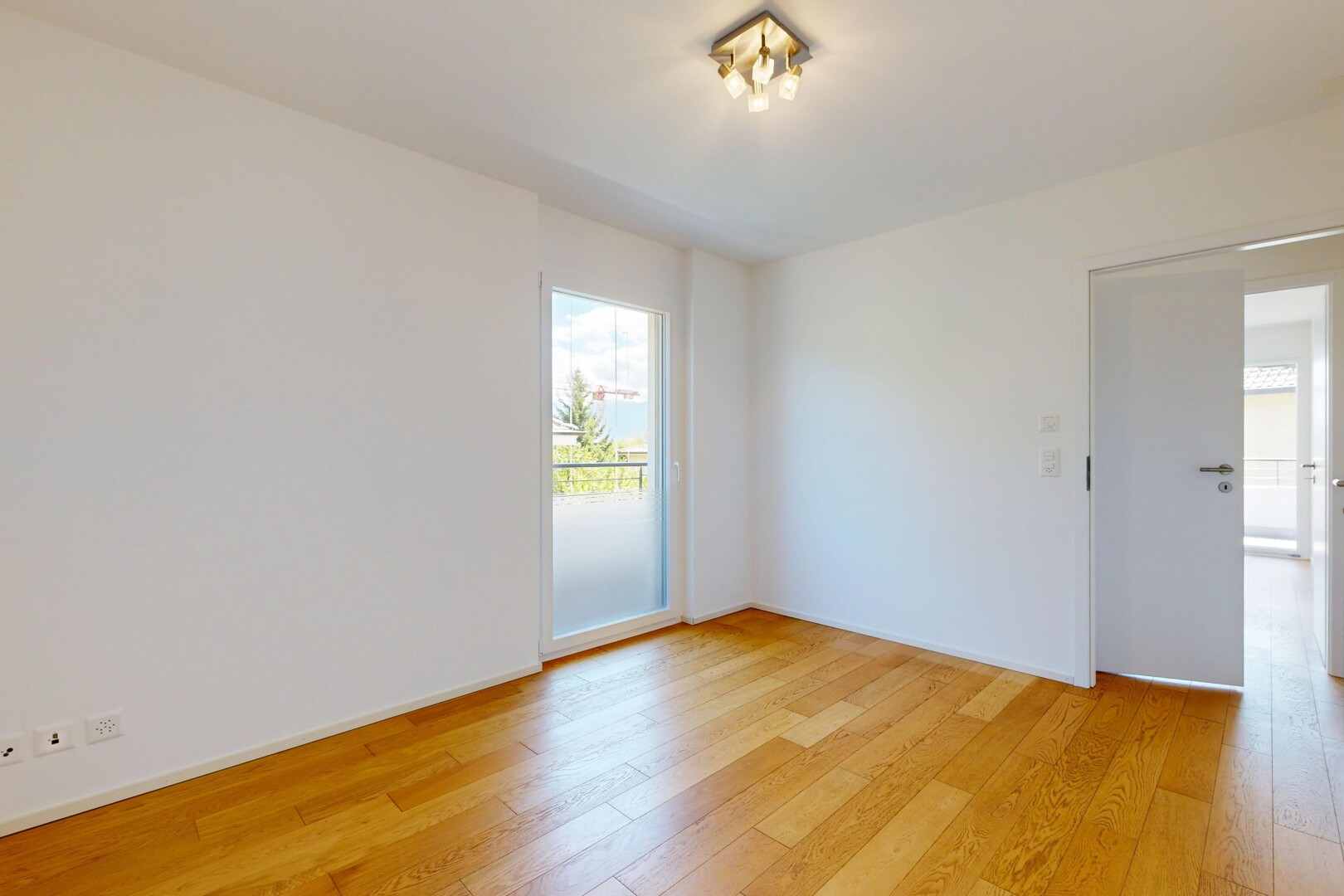 pièce vide avec drywall, cloison sèche, wood finish floor, sol en finition bois, et inside property