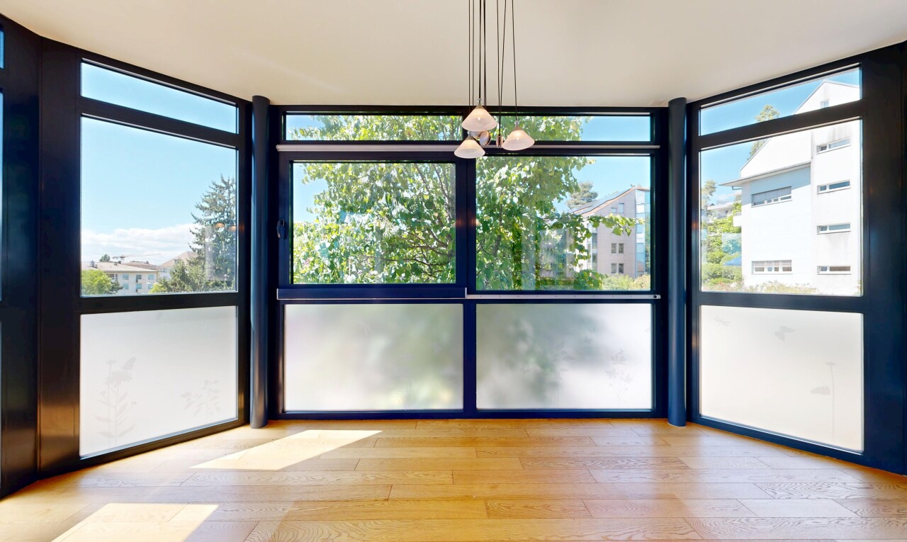 pièce vide avec floor ceiling windows, day time, wood finish floor, sol en finition bois, et véranda