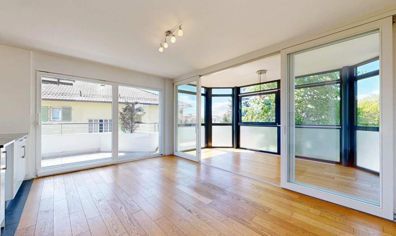 pièce vide avec éclairage sur rail, lumière naturelle, wood finish floor, sol en finition bois, et inside property