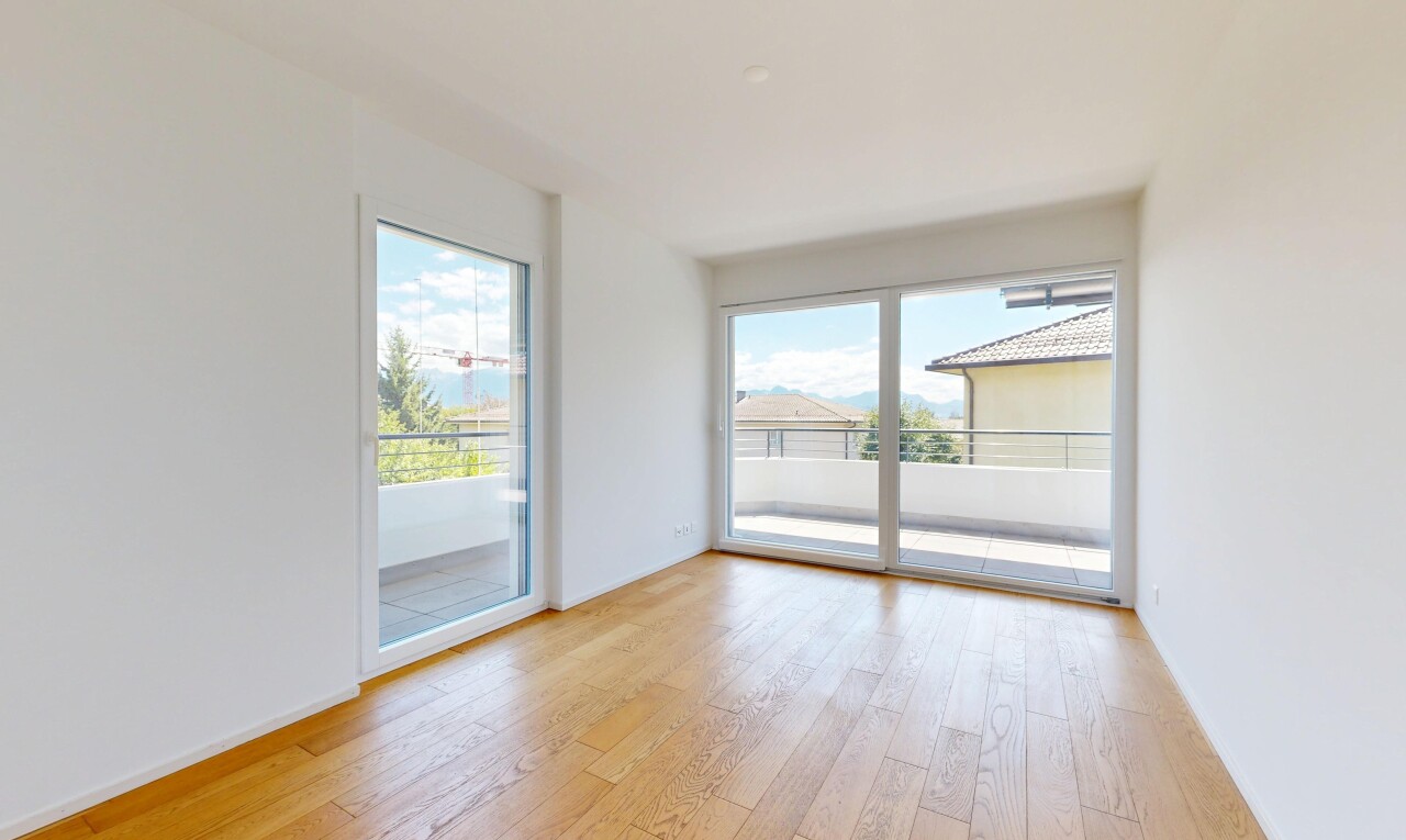 pièce vide avec drywall, cloison sèche, wood finish floor, sol en finition bois, et day time