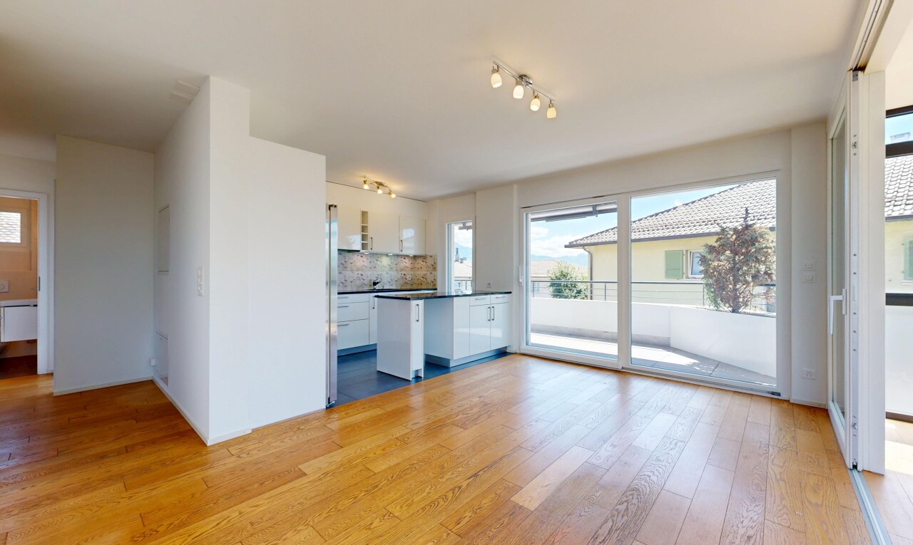 pièce vide avec éclairage sur rail, drywall, cloison sèche, backsplash, et wood finish floor
