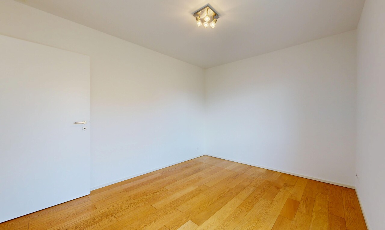 pièce vide avec drywall, cloison sèche, wood finish floor, sol en finition bois, et inside property