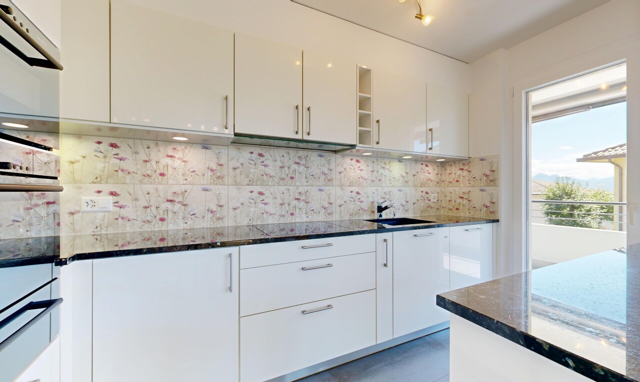 cuisine avec dark countertops, stone countertops, plans de travail en pierre, backsplash, et dosseret