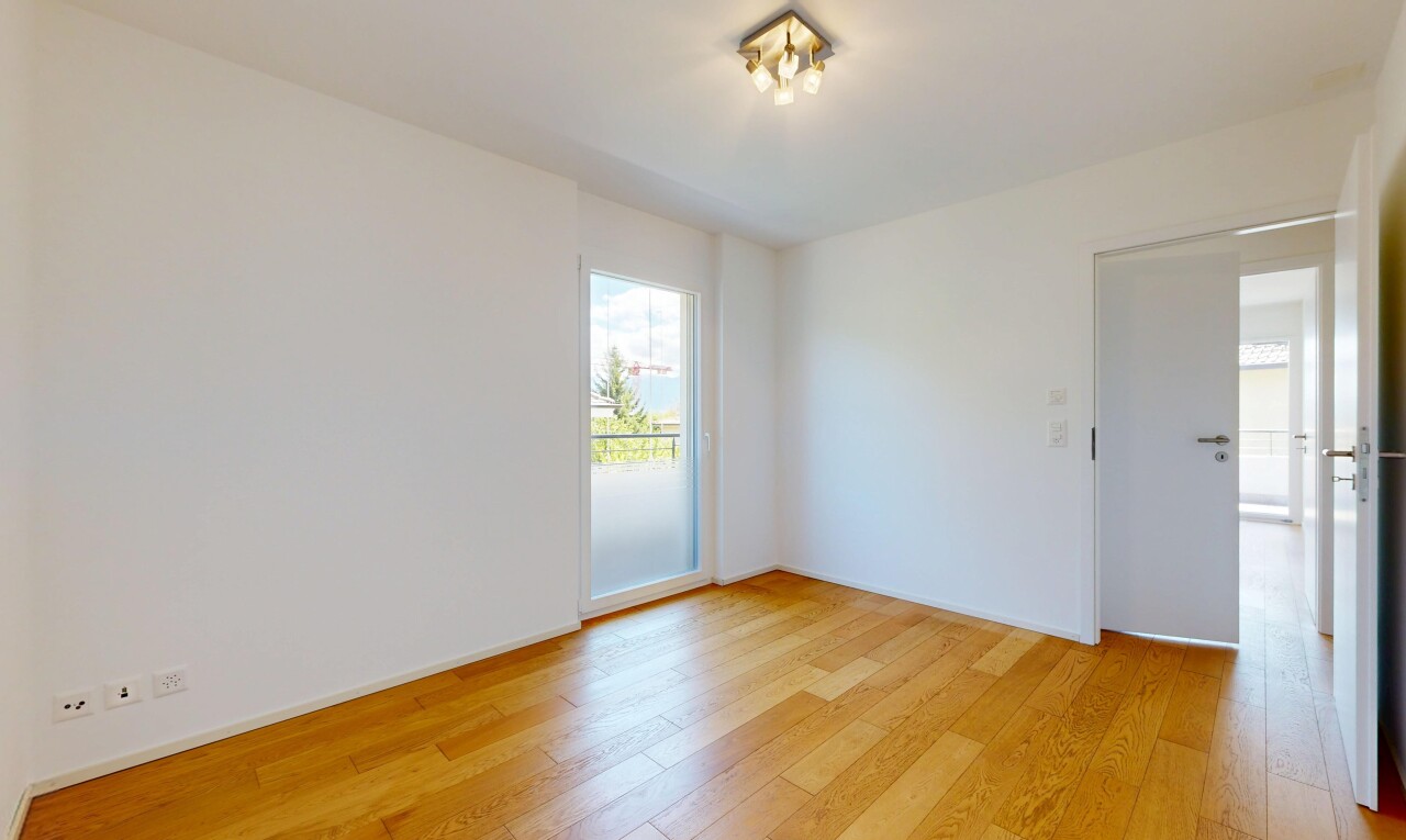 pièce vide avec drywall, cloison sèche, wood finish floor, sol en finition bois, et inside property