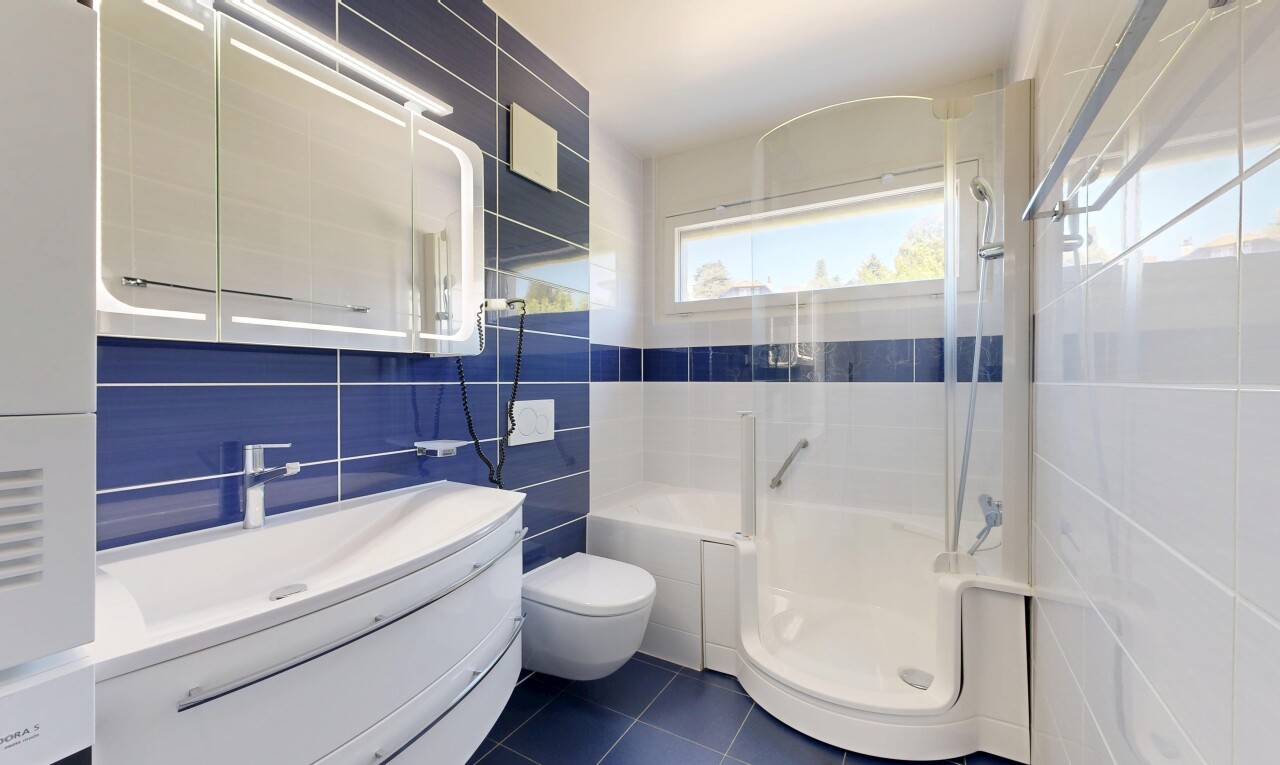 salle de bains avec miroir, salle de bain complète, tile wall, mur en carrelage, et lavabo (ou coiffeuse selon le contexte)
