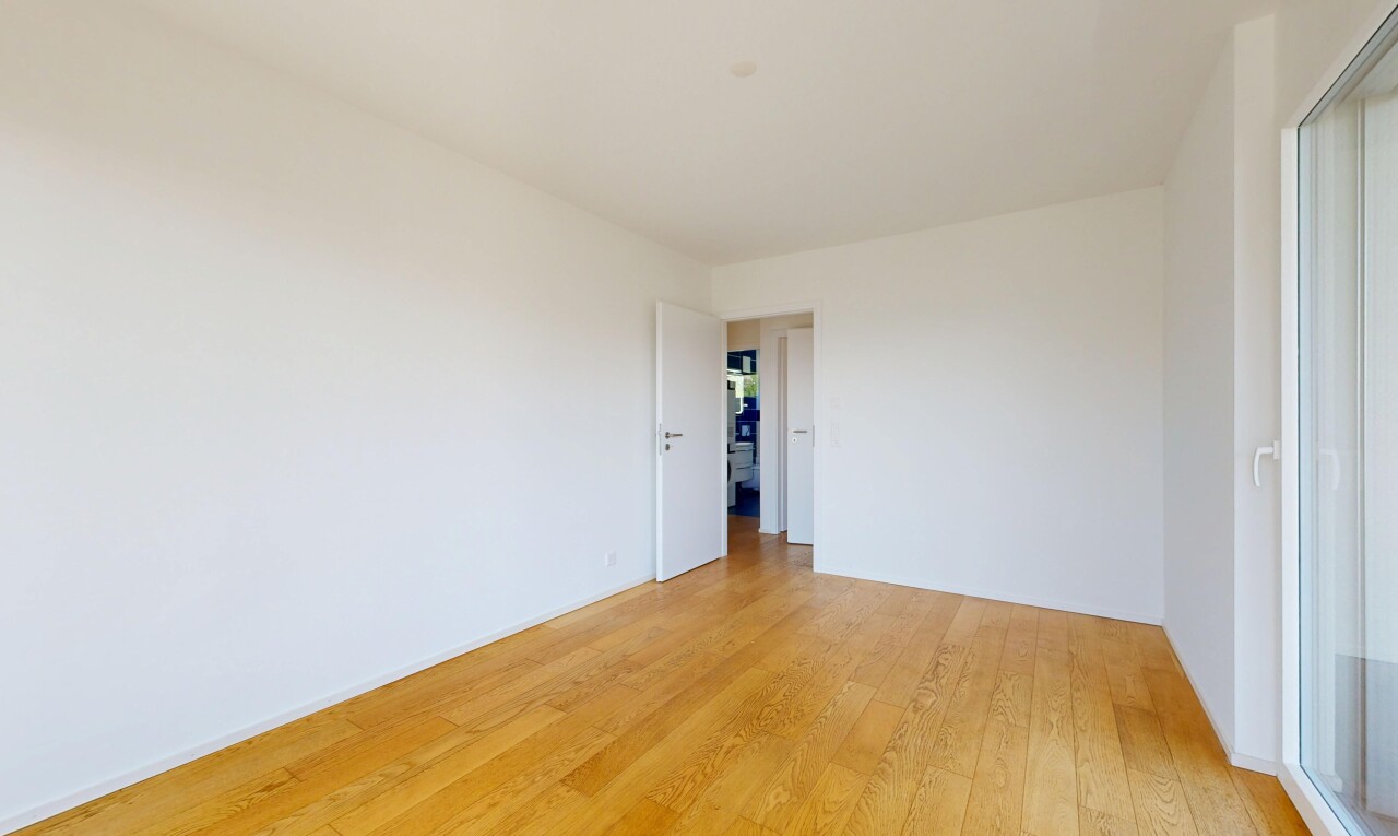 pièce vide avec drywall, cloison sèche, wood finish floor, sol en finition bois, et inside property
