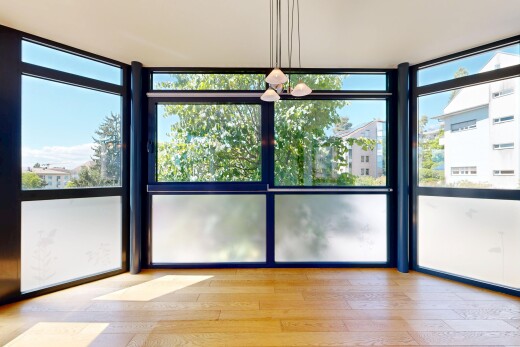 pièce vide avec floor ceiling windows, day time, wood finish floor, sol en finition bois, et véranda