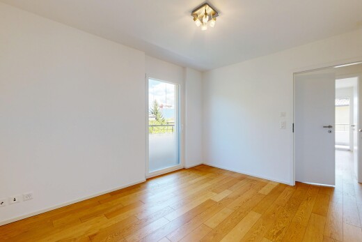 pièce vide avec drywall, cloison sèche, wood finish floor, sol en finition bois, et inside property