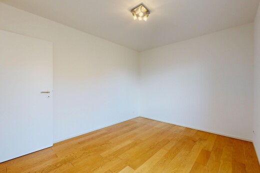 pièce vide avec drywall, cloison sèche, wood finish floor, sol en finition bois, et inside property