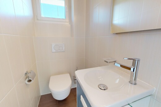salle de bains avec lavabo (ou coiffeuse selon le contexte), tile wall, mur en carrelage, toilette, et inside property