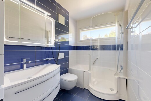 salle de bains avec miroir, salle de bain complète, tile wall, mur en carrelage, et lavabo (ou coiffeuse selon le contexte)