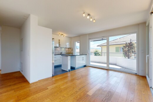 pièce vide avec éclairage sur rail, drywall, cloison sèche, backsplash, et wood finish floor