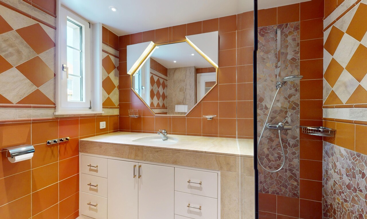 salle de bains avec mur en carrelage, tile wall, inside property, lumière naturelle, et natural light