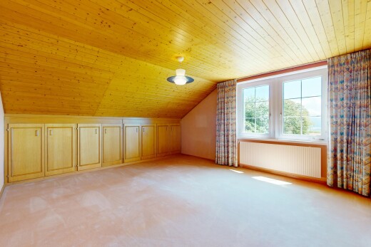 pièce vide avec radiateur, pièce supplémentaire, plafond en bois, wood ceiling, et plafond bas