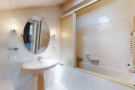 salle de bains avec tile tub, douche-bain combinés, miroir, salle de bain complète, et inside property