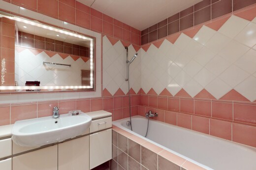 salle de bains avec évier, douche-bain combinés, tile tub, miroir, et inside property