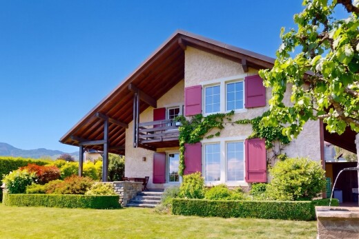 façade avec bardage en stuc, day time, from property, pelouse, et mountain view