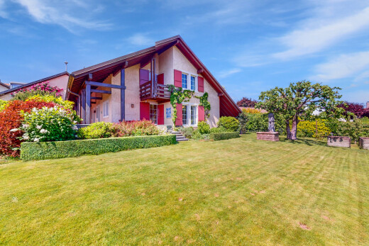 außenansicht mit property visible, rasen, day time, stuckverkleidung, und balkon