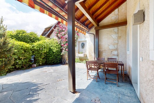 terrasse avec coin repas extérieur et terrasse