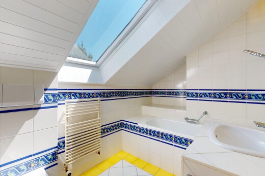 salle de bains avec plafond voûté, vaulted ceiling, tile tub, inside community, et bain