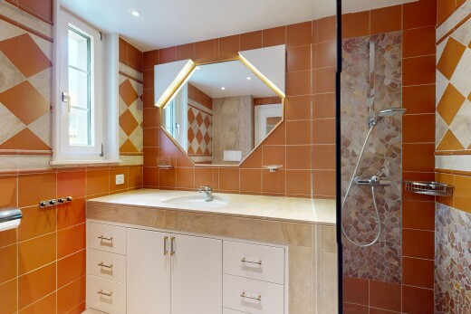 salle de bains avec mur en carrelage, tile wall, inside property, lumière naturelle, et natural light