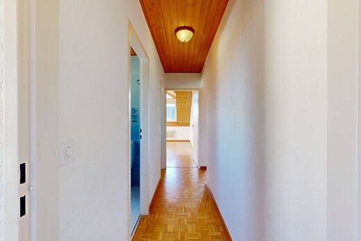 couloir avec sol en finition bois, wood finish floor, parquet floor, inside property, et plafond en bois