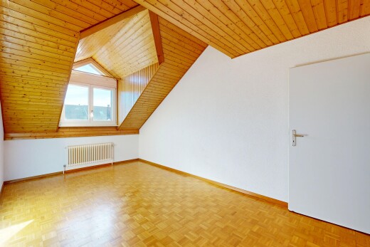 pièce vide avec plafond en bois, wood ceiling, inside property, sol en finition bois, et wood finish floor